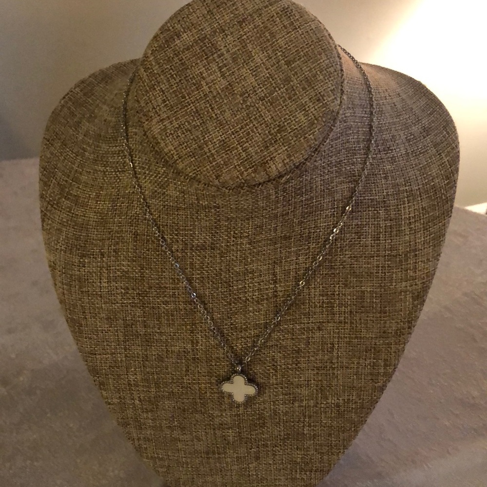 NWT pearlized clover shape necklace